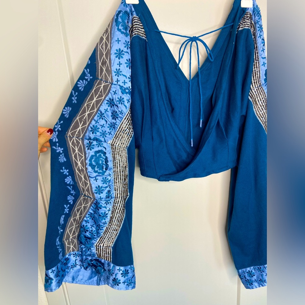 Stunning Free People embroidered Bell sleeve crop top